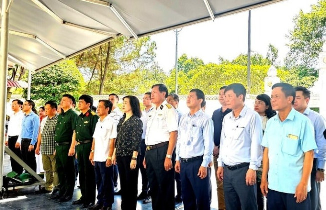 Bộ trưởng Bộ Y tế Đào Hồng Lan tri ân các Anh hùng, Liệt sĩ tại tỉnh Hà Tĩnh, Quảng Trị nhân Ngày Thương binh - Liệt sĩ