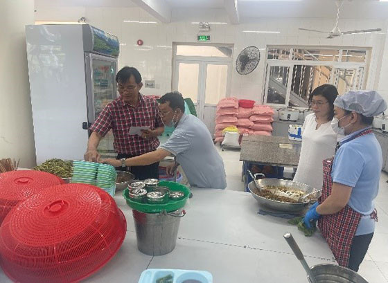 Cần Thơ: Giám sát vệ sinh an toàn thực phẩm bếp ăn tập thể khu công nghiệp tại quận Ô Môi