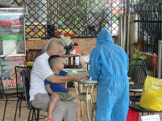 Đắk Lắk: Cán bộ y tế điều tra, giám sát tại ổ dịch sởi ở huyện Cư Kuin.