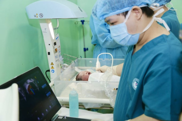 Thêm một em bé bị dị tật tim bẩm sinh nặng được cứu sống