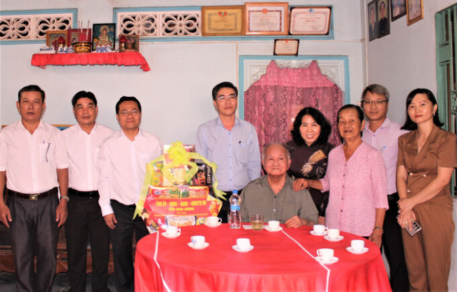 Bình Dương: Thăm hỏi, tặng quà gia đình chính sách nhân kỷ niệm 77 năm Ngày Thương binh - Liệt sĩ