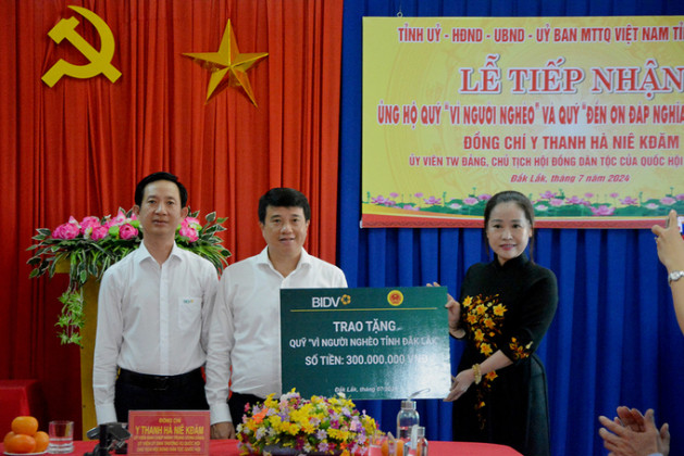 Đắk Lắk: Ủy ban Mặt trận Tổ quốc Việt Nam tỉnh tiếp nhận Qũy “Vì người nghèo” và Qũy “Đền ơn đáp nghĩa”