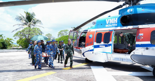 Trực thăng vượt thời tiết xấu đưa hai bệnh nhân từ Trường Sa về đất liền điều trị
