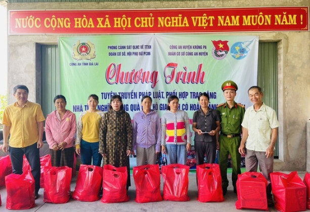Gia Lai: Tuyên truyền pháp luật, trao nhà và tặng quà hộ nghèo thị trấn Phú Túc