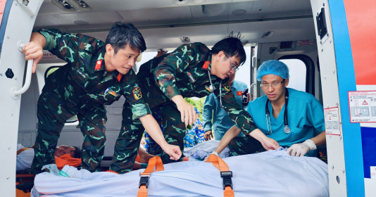 Trực thăng đưa 3 bệnh nhân từ Trường Sa về đất liền điều trị