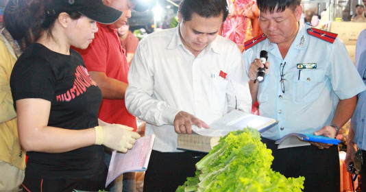TP.HCM: Nhức nhối chợ tự phát ‘bủa vây’ chợ đầu mối, gây mất an toàn thực phẩm