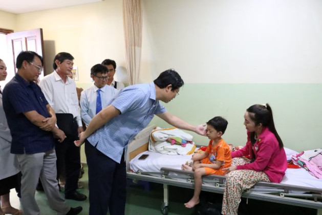 Lãnh đạo tỉnh Đồng Tháp thăm hỏi trường hợp nhập viện nghi do ngộ độc thực phẩm