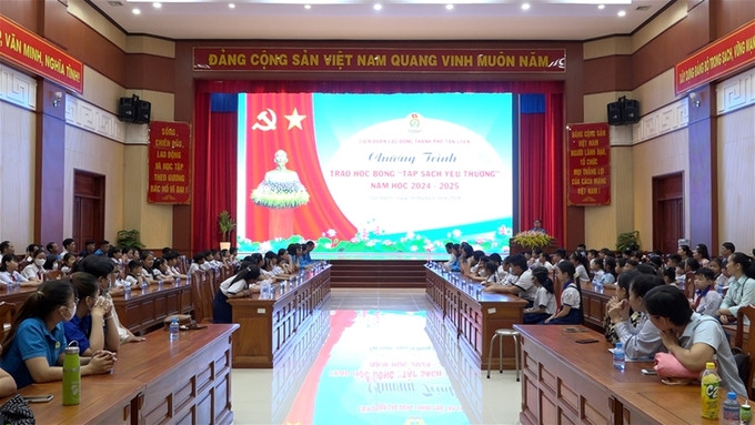Bình Dương: TP. Tân Uyên trao học bổng “Tập sách yêu thương” thắp sáng ước mơ cho con em công nhân