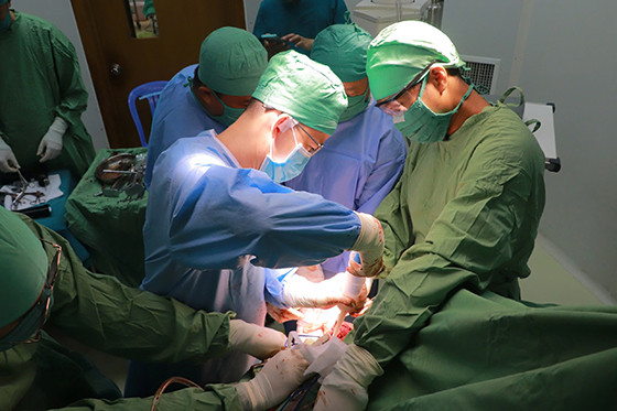 Cần Thơ: Phẫu thuật thay khớp vai bán phần cho bệnh nhân hoại tử chỏm xương cánh tay phải