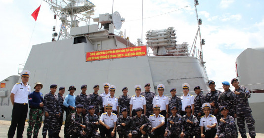 Sĩ quan, thủy thủ Tàu KRI Bung Tomo-357 Hải quân Indonesia tham gia nhiều hoạt động giao lưu tại thành phố Hồ Chí Minh.