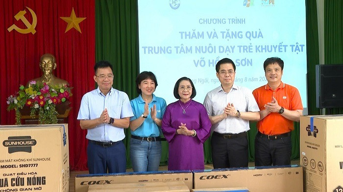 Quảng Ngãi: Thăm, tặng quà Trung tâm Nuôi dạy trẻ khuyết tật Võ Hồng Sơn
