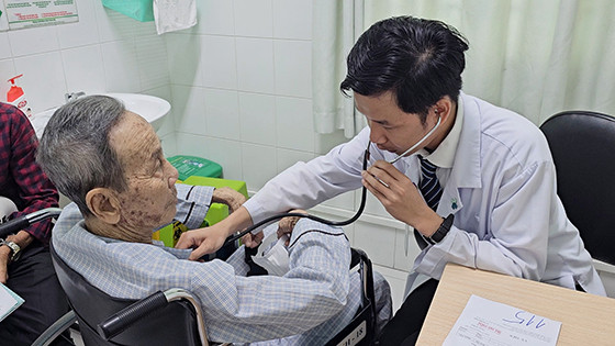 Cần Thơ: Cứu sống cụ ông 87 tuổi bị ho ra máu “sét đánh”