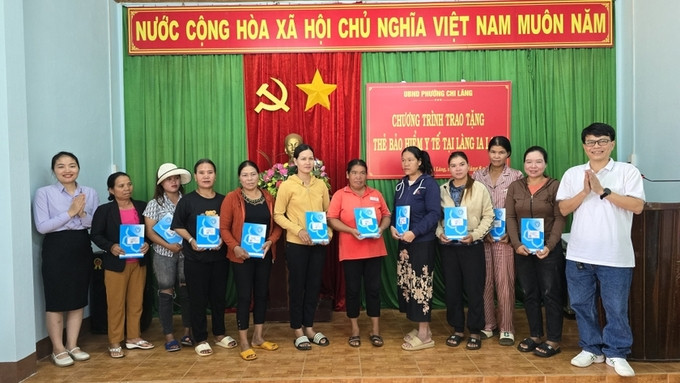 Gia Lai: Trao tặng 100 thẻ bảo hiểm y tế cho người dân tộc thiểu số tại làng Ia Lang