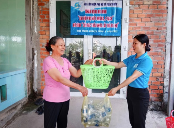 Long An: Hội Liên hiệp Phụ nữ huyện Vĩnh Hưng chung tay bảo vệ môi trường