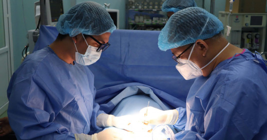 Trượt chân ngã khi sửa điện, nam thanh niên bị cây cơ bida đâm xuyên hạ bộ