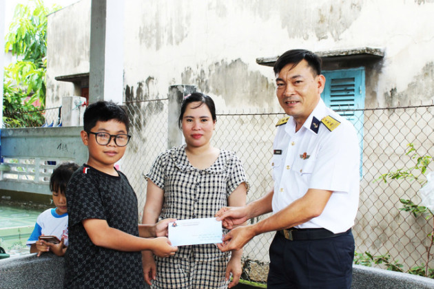 Lữ đoàn 171 đến thăm, động viên, tặng quà các cháu là con ngư dân Lữ đoàn nhận đỡ đầu