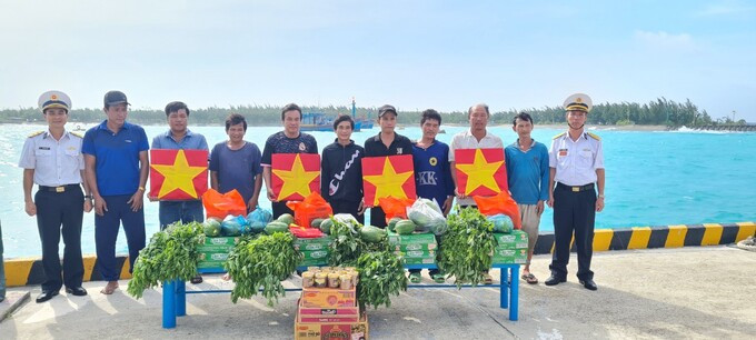 Cán bộ, chiến sĩ đảo Sinh Tồn tặng quà cho ngư dân vào tránh trú bão