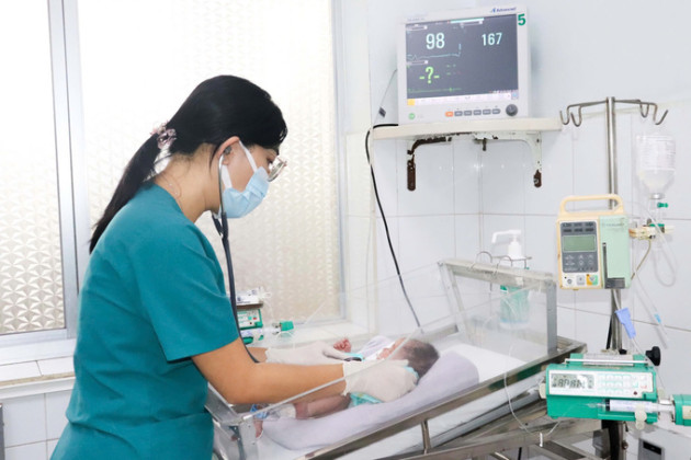 Bé sơ sinh 4 ngày tuổi bị viêm ruột hoại tử được cứu sống nhờ phẫu thuật khẩn cấp