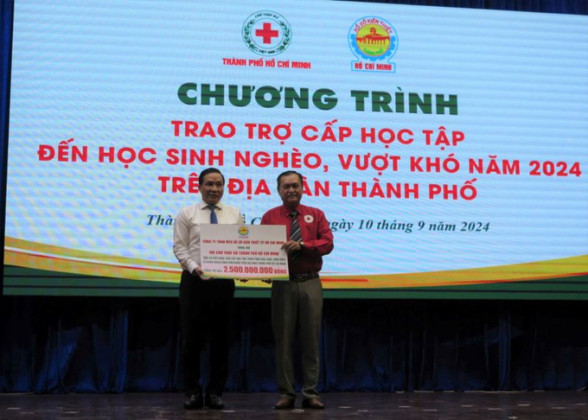 TP. HCM: Trao 500 sổ tiết kiệm trợ cấp học tập cho học sinh, sinh viên khó khăn