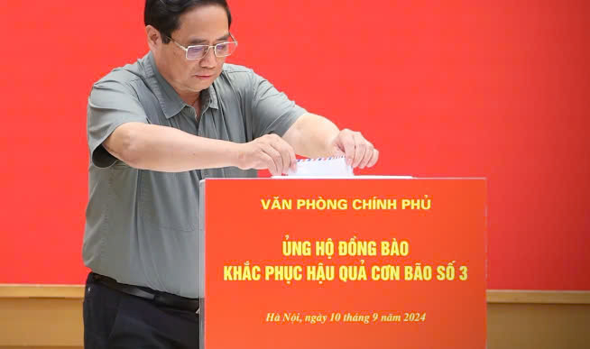 Thủ tướng cùng cán bộ, công chức văn phòng chính phủ ủng hộ đồng bào khắc phục hậu quả bão số 3