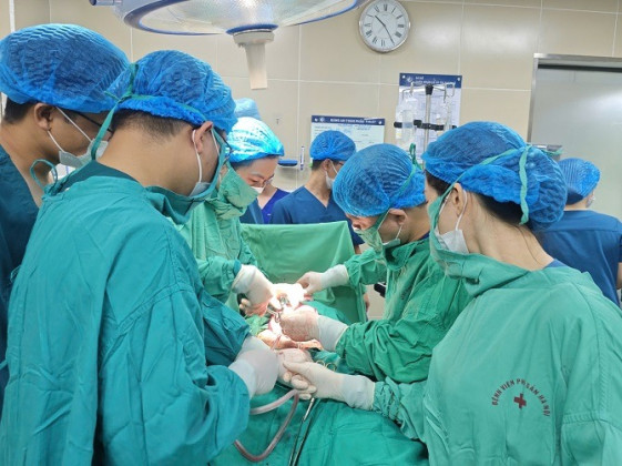 Hà Nội: Cấp cứu sản phụ bị chảy máu sau đẻ đờ tử cung do rau tiền đạo, rau bong non