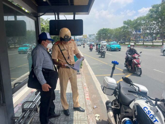 TP. HCM: Tăng cường kiểm tra, xử lý người đi bộ qua đường không đúng nơi quy định