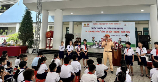 Bình Dương: Tuyên truyền an toàn giao thông và trao học bổng “Cùng em đến trường”