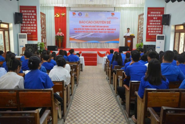 Hơn 300  sinh viên, đoàn viên thanh niên tham gia khai mạc triển lãm và tuyên truyền biển, đảo