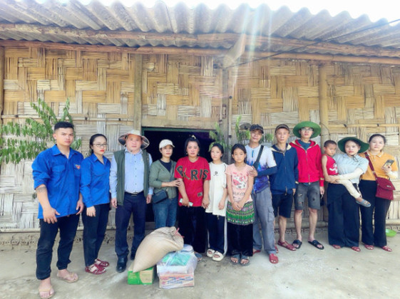 Đoàn thiện nguyện VACHE vượt hơn 15 km bằng đường bộ đến với bà con thôn Ngải Trồ, Lào Cai