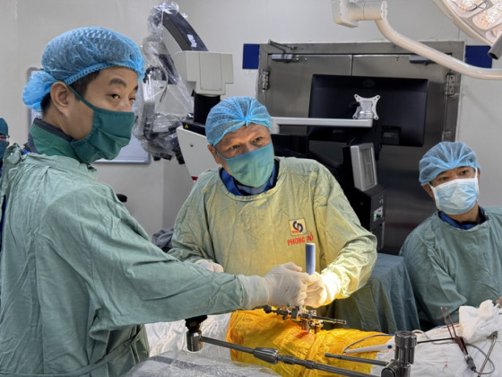 Phẫu thuật thành công cho nam bệnh nhân 29 tuổi bị thoát vị đĩa đệm bằng phương pháp OLIF