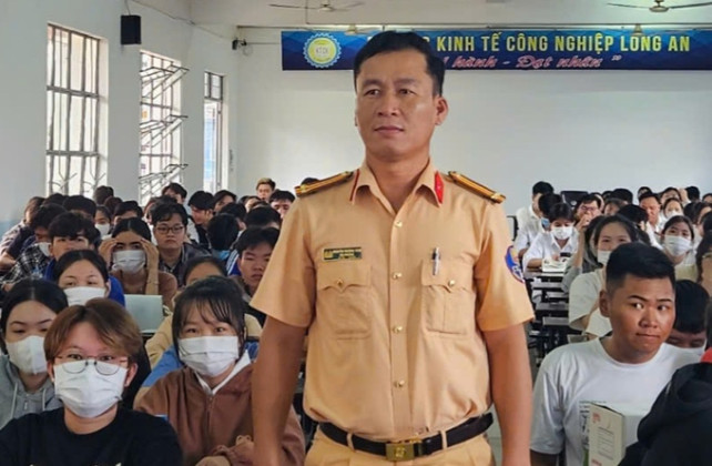 Long An: Tuyên truyền an toàn giao thông cho hơn 300 tân sinh viên đại học