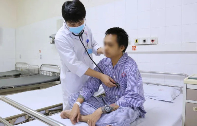 Quảng Ninh: Cấp cứu 1 thuyền viên trẻ quốc tịch Myanmar bị nhồi máu cơ tim cấp