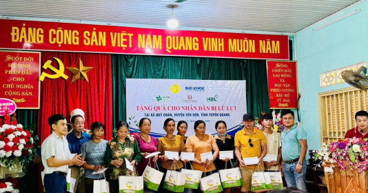 Công đoàn Tạp chí Sức Khoẻ Cộng Đồng trao quà hỗ trợ các gia đình sau cơn bão số 3 tại xã Quý Quân, huyện Yên Sơn, tỉnh Tuyên Quang
