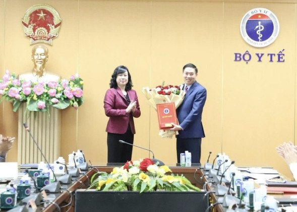 Bộ trưởng Bộ Y tế Đào Hồng Lan trao quyết định điều động, bổ nhiệm Chánh Văn phòng Bộ và Cục trưởng Cục An toàn thực phẩm