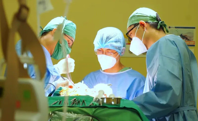 Tây Ninh: Phẫu thuật cấp cứu bé 8 tháng tuổi bị ngã từ trên võng gây chấn thương sọ não