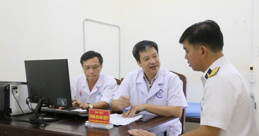 Vùng 4 Hải quân phối hợp với Bệnh viện Nội tiết Trung ương khám, tư vấn sức khỏe cho cán bộ cao cấp
