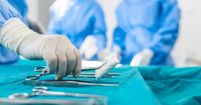 Cấp cứu bé trai 6 tuổi bất cẩn ngã xuống đầm tôm gây chấn thương dương vật