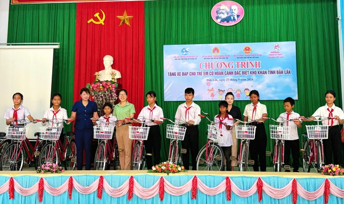 Đắk Lắk: Trao tặng xe đạp cho trẻ em có hoàn cảnh khó khăn tại huyện Lắk