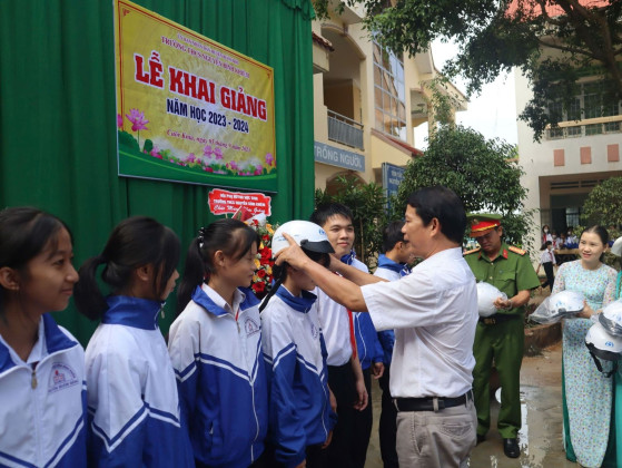 Đắk Lắk triển khai chương trình trao tặng mũ bảo hiểm cho trẻ em năm 2024
