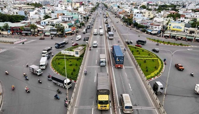 Làm đường trên cao là một trong những phương án hiệu quả nhằm giảm ùn tắc và kẹt xe tại TP. HCM