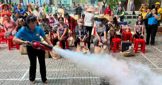 TP.HCM: Hơn 200 người dân được hướng dẫn kỹ năng về phòng cháy chữa cháy
