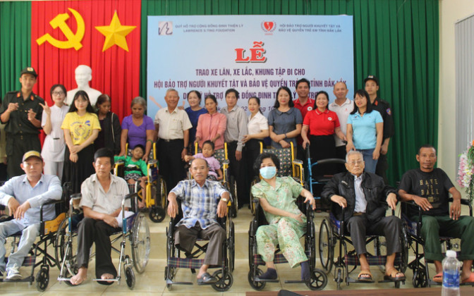 Đắk Lắk: Trao tặng xe lăn, xe lắc, khung tập đi cho người khuyết tật