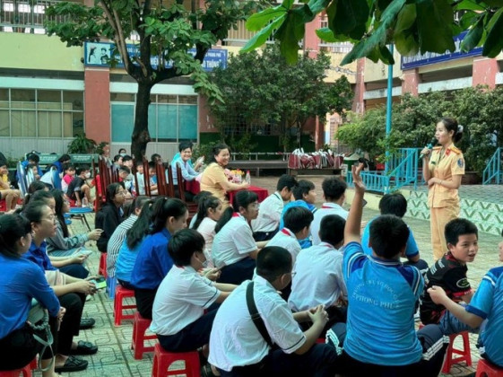 TP. HCM: Hội Phụ nữ PC08 tuyên truyền pháp luật giao thông cho học sinh, sinh viên