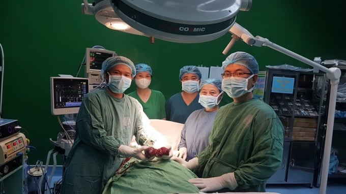 Đà Nẵng: Phẫu thuật cắt toàn bộ bướu giáp kích thước khủng cho nữ bệnh nhân mắc bệnh Basedow