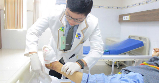 Vô tình ngâm chân vào chậu nước nóng, người phụ nữ bị hoại tử chân, tháo khớp ngón