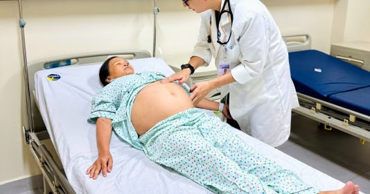 Cắt bỏ khối u nặng 7,25kg trong tử cung một phụ nữ 52 tuổi