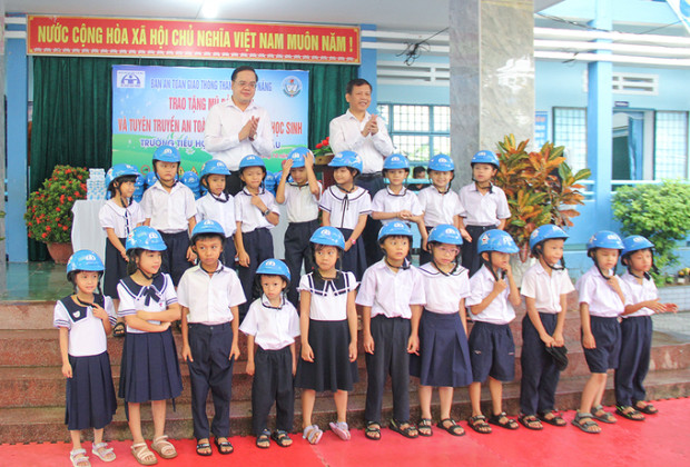 Đà Nẵng: Trao tặng 1200 mũ bảo hiểm cho các em học sinh tiểu học tại huyện Hòa Vang