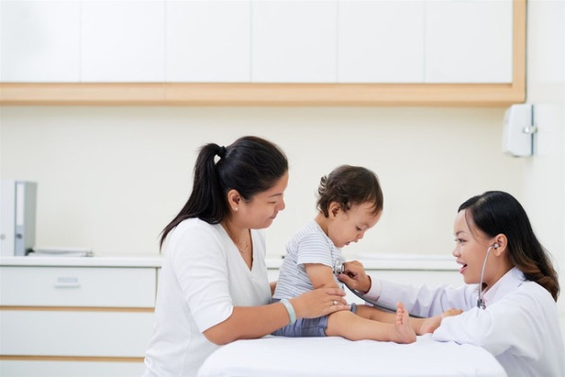 Quảng Ngãi: Khám bệnh, chữa bệnh nhân đạo cho trẻ em và hợp tác trao đổi chuyên môn y khoa