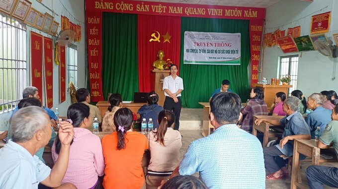 Đắk Nông: Huyện Cư Jut tổ chức truyền thông, tư vấn, hướng dẫn cài đặt hồ sơ sức khỏe điện tử tại xã Nam Dong