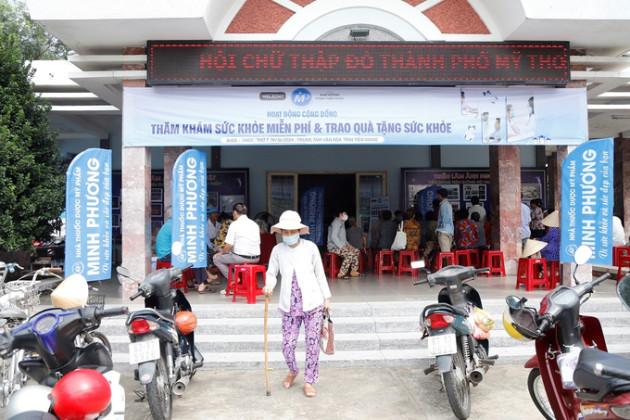 Tiền Giang: Hội Chữ thập đỏ TP. Mỹ Tho khám bệnh, phát thuốc và trao quà cho người cao tuổi